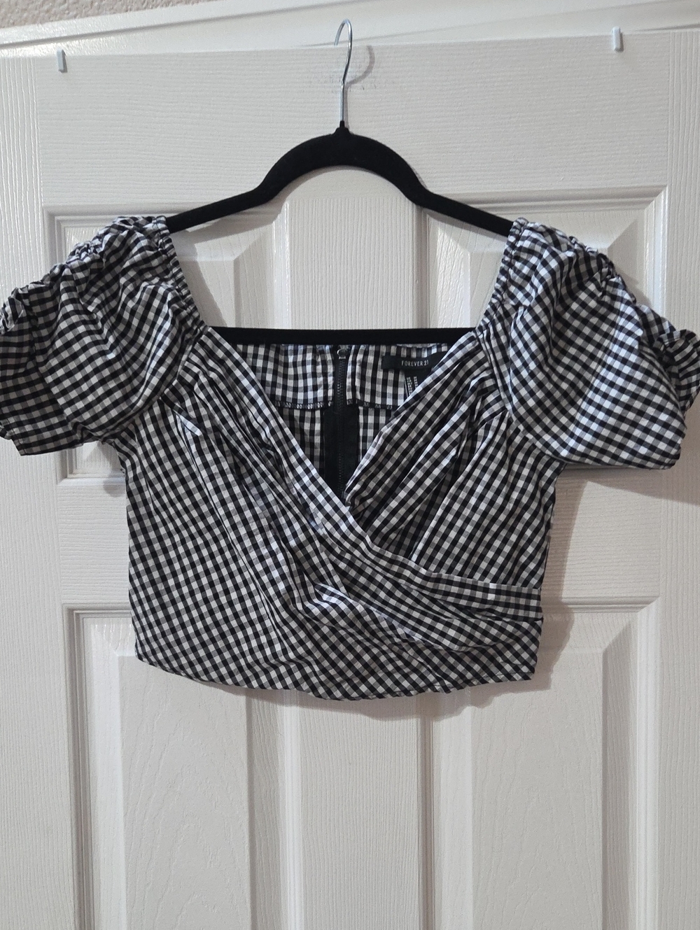 Forever 21 Black & White Gingham Puff Sleeve Crop Top